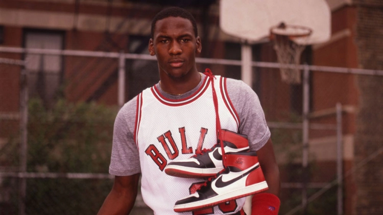 Nike Air Jordan 1 1985 By Michael jordan
اولین ایرجردن به رنگ قرمز و مشکی 