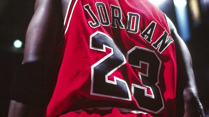عدد 23 شماره پیراهن اسطوره بسکتبال شیکاگو بولز، مایکل جردن بود و کتونی های جردن با شماره 23 نشون داده میشن